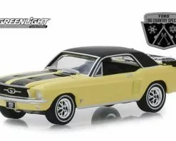 1967 Ford Mustang Coupe W/a Pair Of Skis, Yellow W/Black - Greenlight 30007 - 1/64 Diecast Car